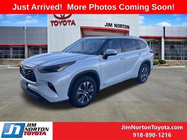 Used 2023 Toyota Highlander XLE AWD/4WD image 2