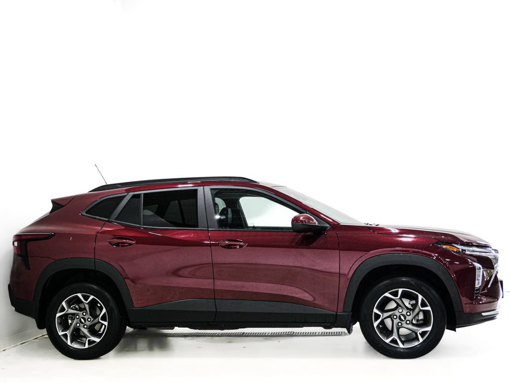 Used 2024 Chevrolet Trax LT w/ Driver Confidence Package FWD image 4