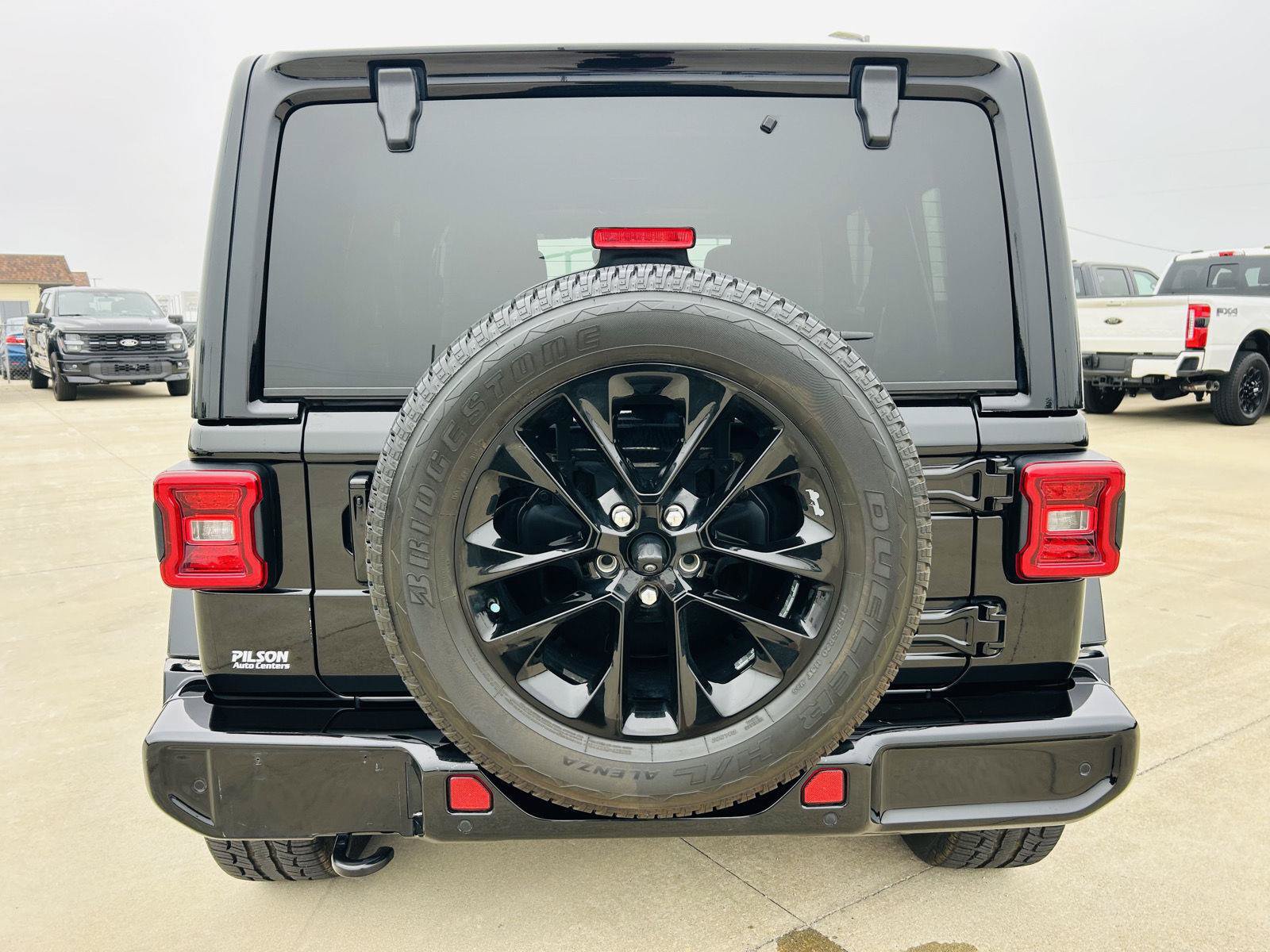 Used 2023 Jeep Wrangler Unlimited Sahara AWD/4WD image 35