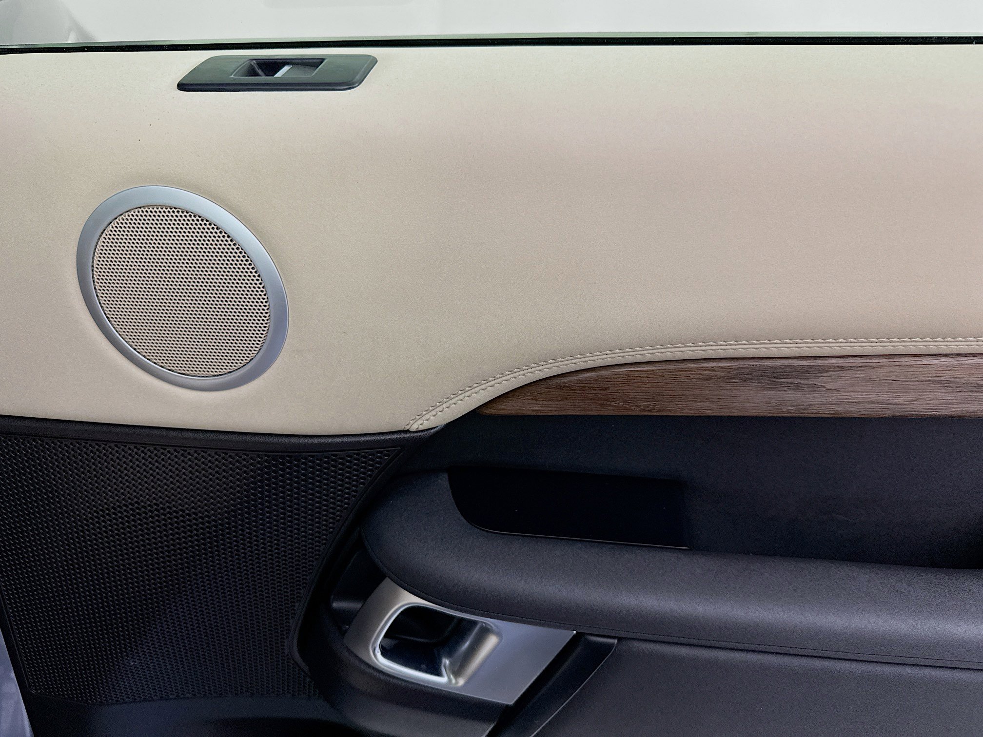 Used 2018 Land Rover Discovery HSE image 30