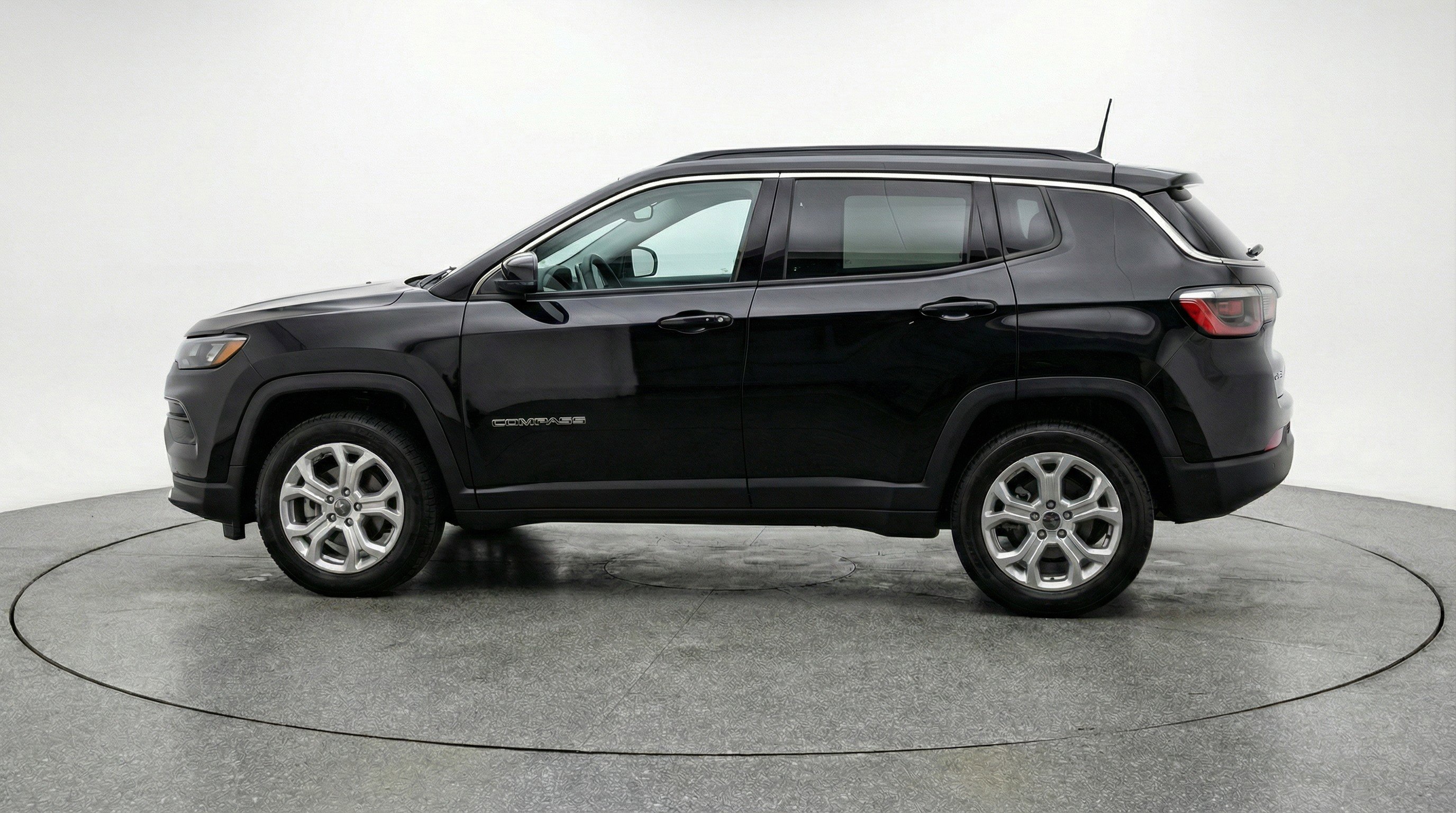 Used 2025 Jeep Compass Latitude AWD/4WD image 5