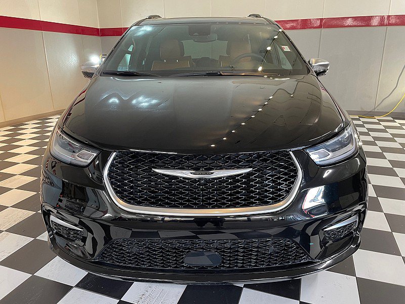Used 2025 Chrysler Pacifica Pinnacle FWD image 2