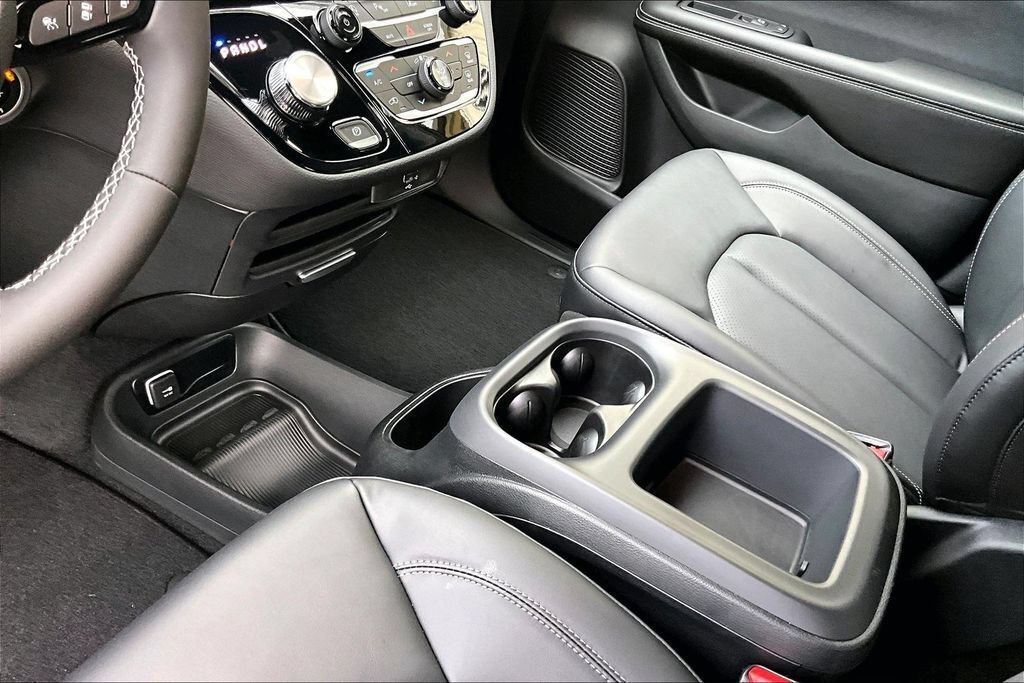 New 2026 Chrysler Pacifica Select w/ S Appearance Package FWD image 8