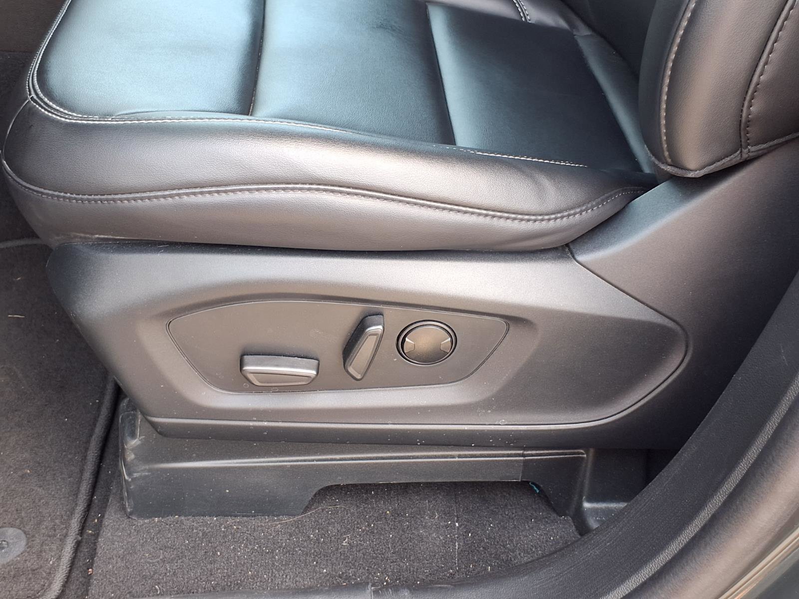 Used 2024 Ford Explorer XLT w/ Equipment Group 202A AWD/4WD image 4