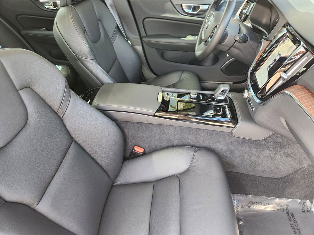 Used 2025 Volvo S60 T8 Plus image 5