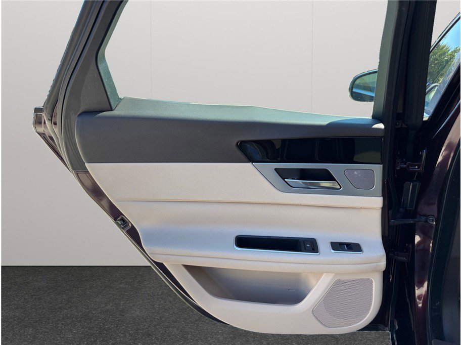 Used 2018 Jaguar XF Premium image 42