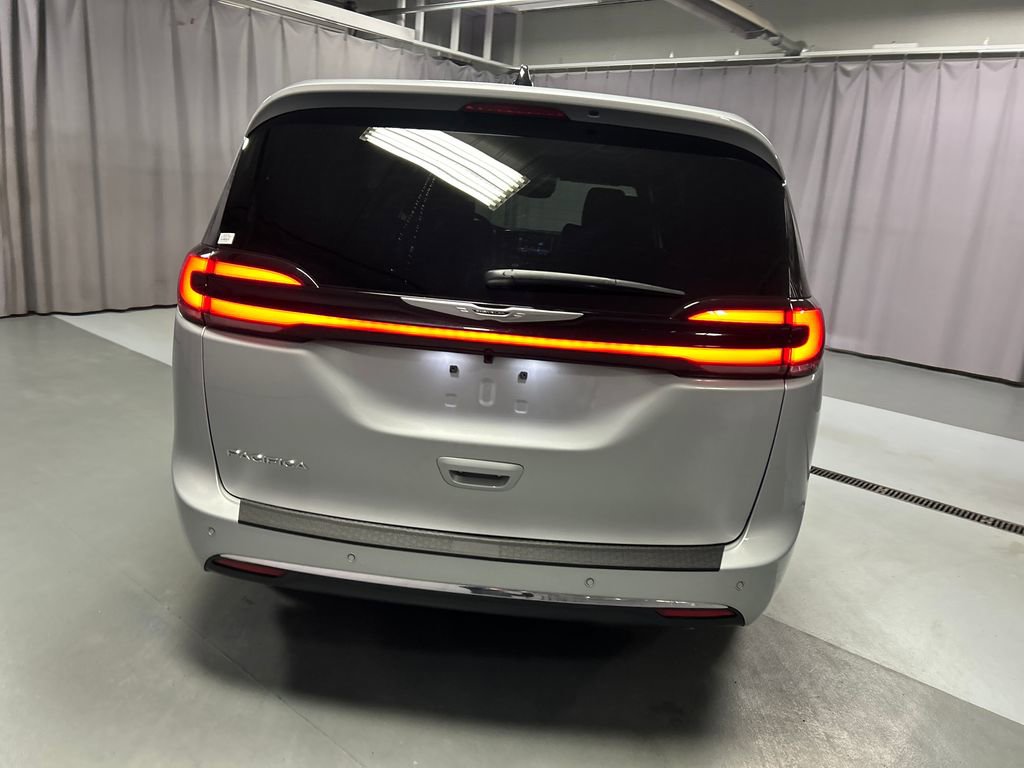 Used 2026 Chrysler Pacifica Select image 6
