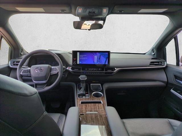 Used 2025 Toyota Sienna Platinum image 18