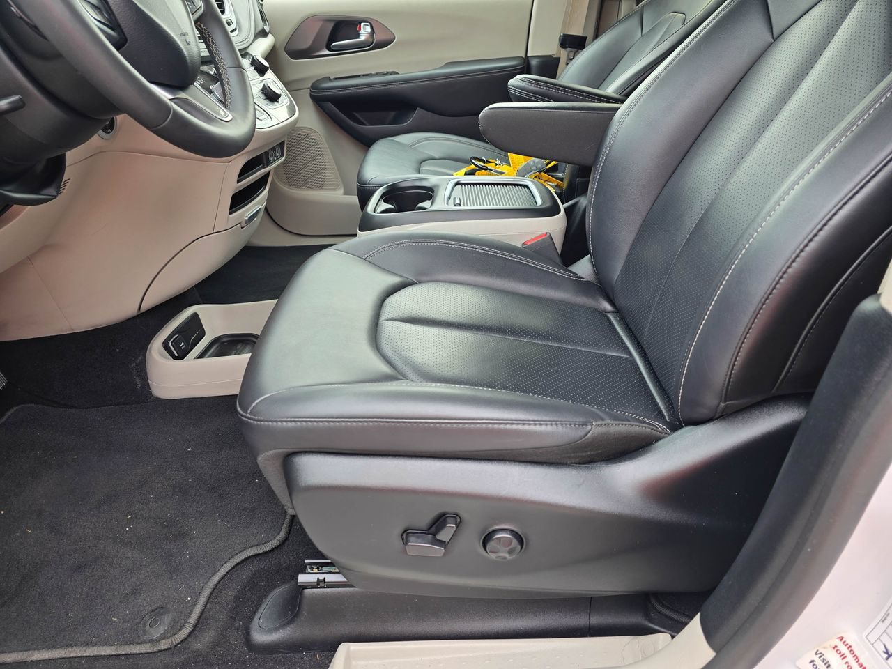 Used 2024 Chrysler Pacifica Limited FWD image 10