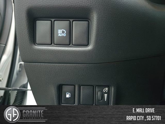 Used 2022 Toyota C-HR XLE image 30