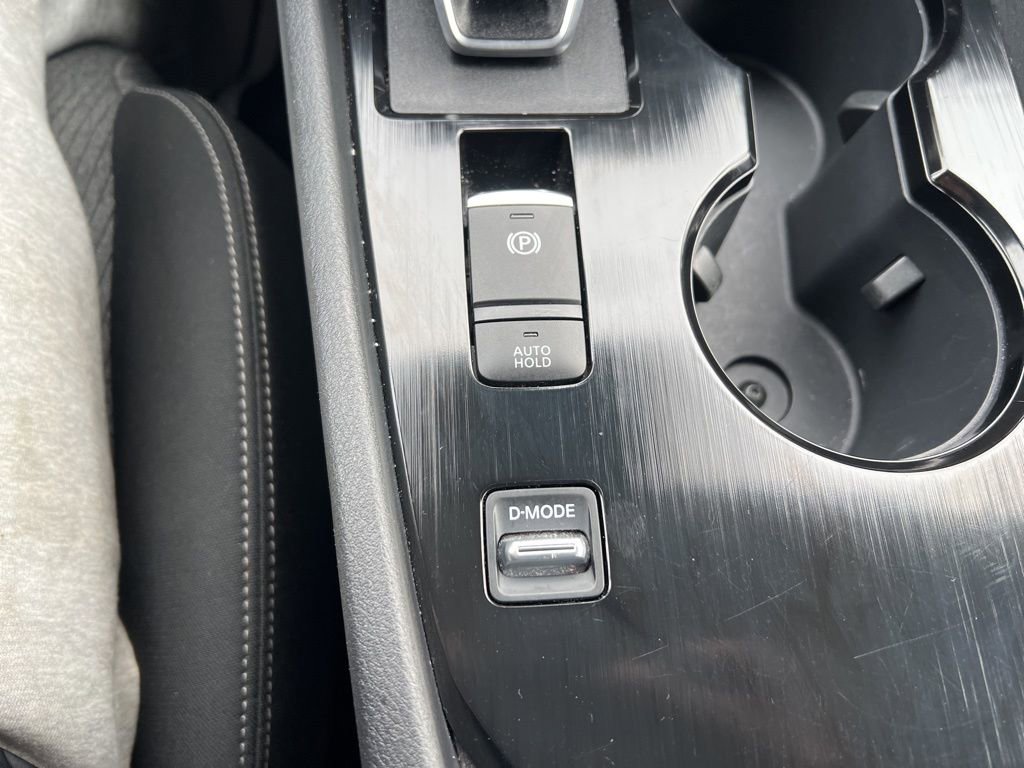 Used 2025 Nissan Rogue SV image 23