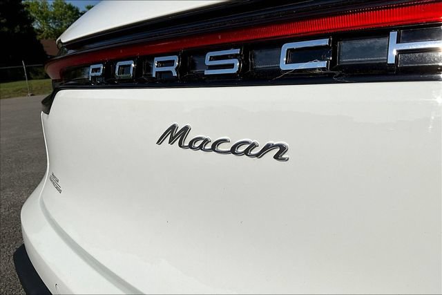Used 2025 Porsche Macan AWD/4WD image 23