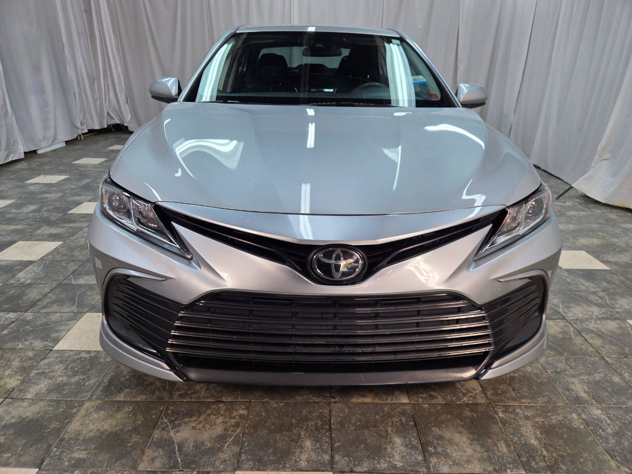 Used 2021 Toyota Camry LE image 3