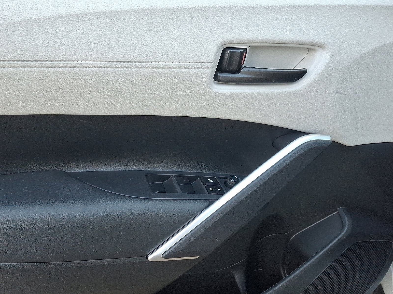 Used 2023 Toyota Corolla Cross LE image 12