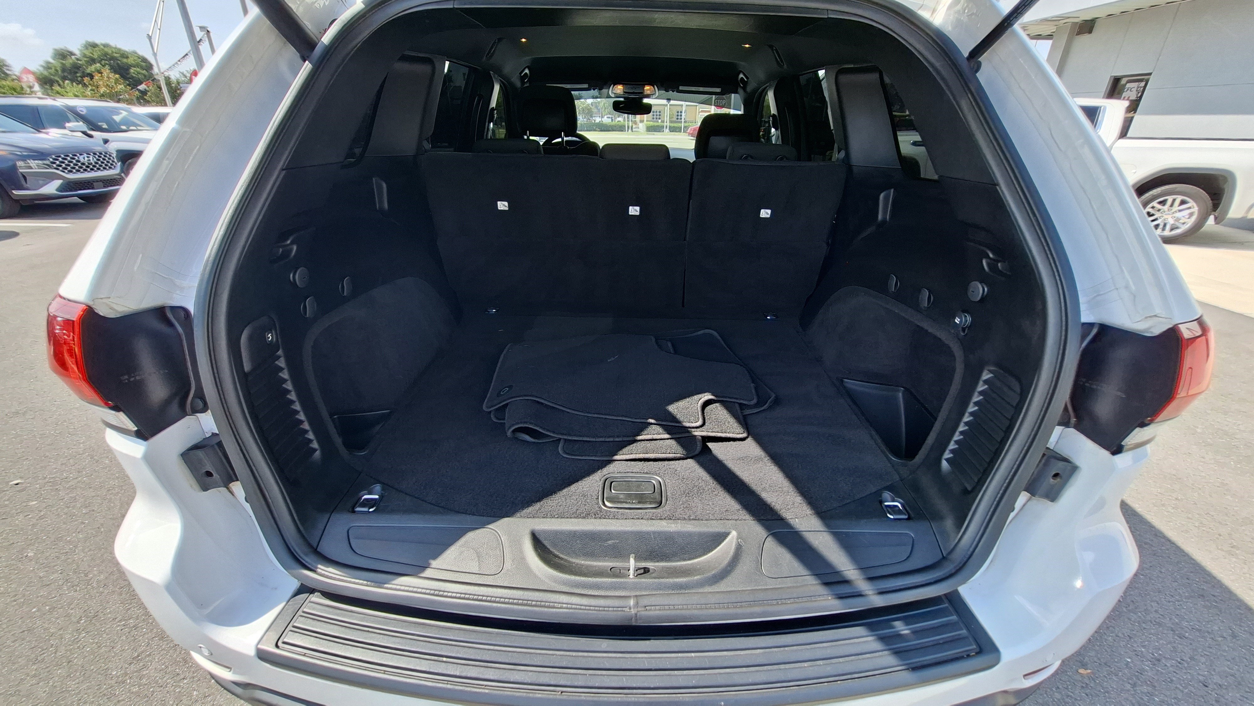 Used 2019 Jeep Grand Cherokee Laredo RWD image 21