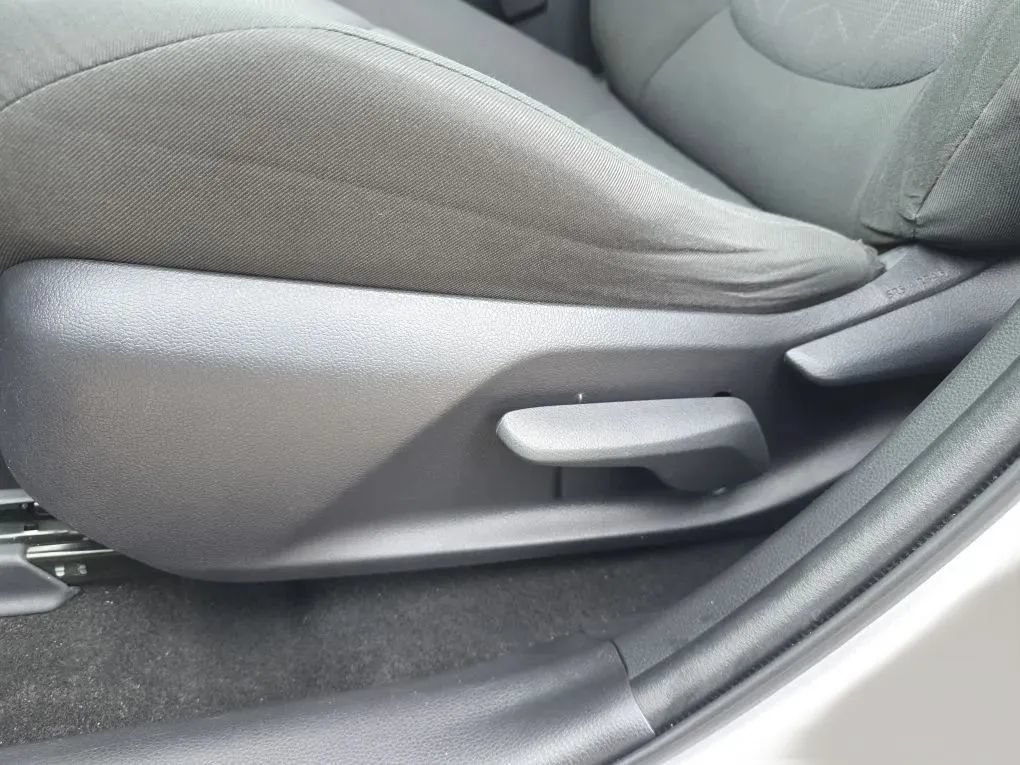 Used 2019 Toyota RAV4 XLE FWD image 16
