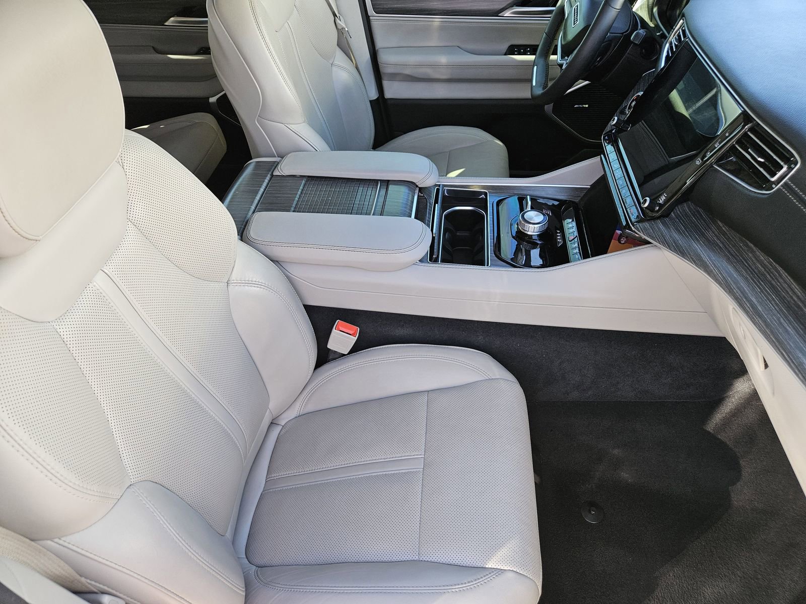 Used 2024 Jeep Wagoneer L Series II w/ Flexible Seating Group image 17