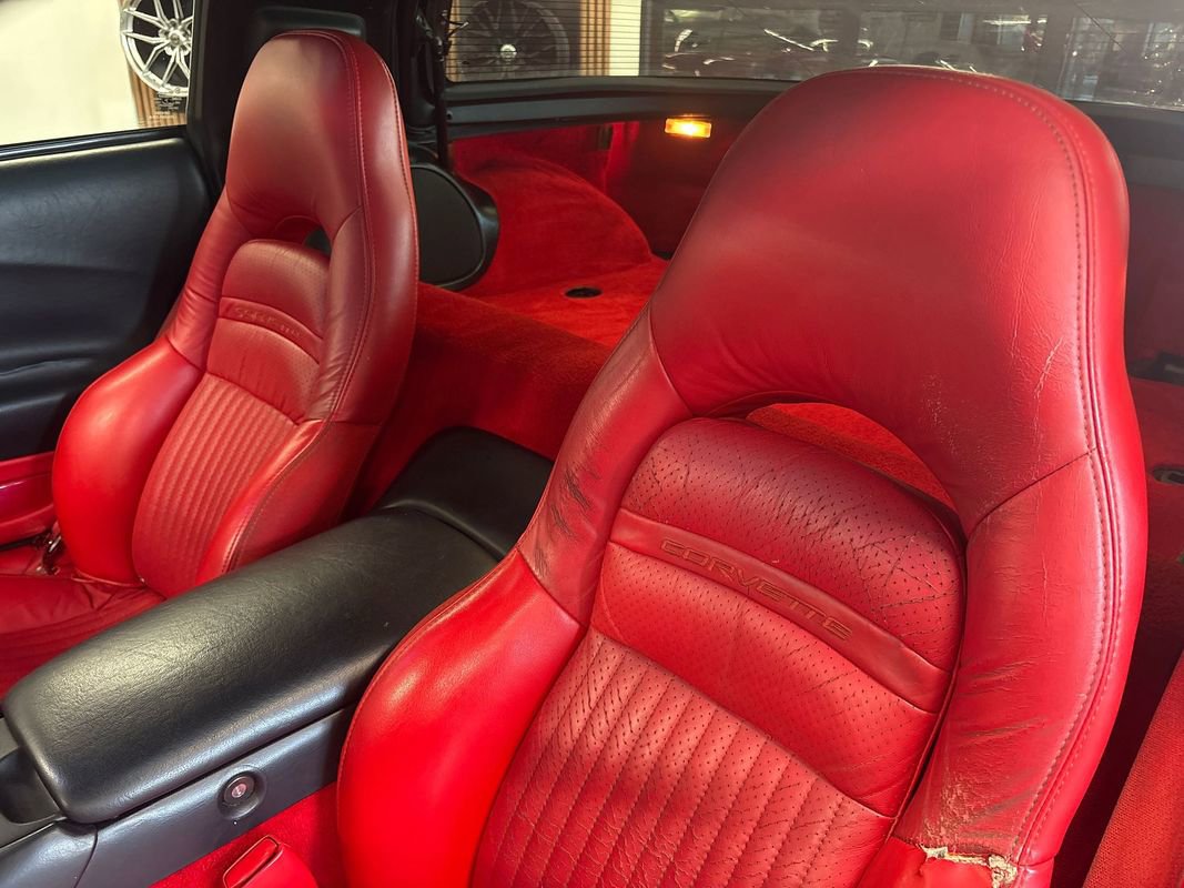 Used 2004 Chevrolet Corvette Coupe w/ Roof Package image 38