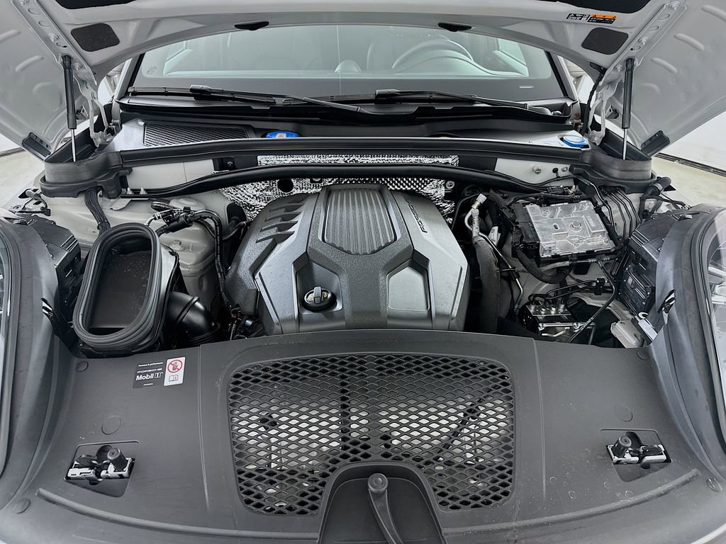Certified 2026 Porsche Macan AWD/4WD image 32