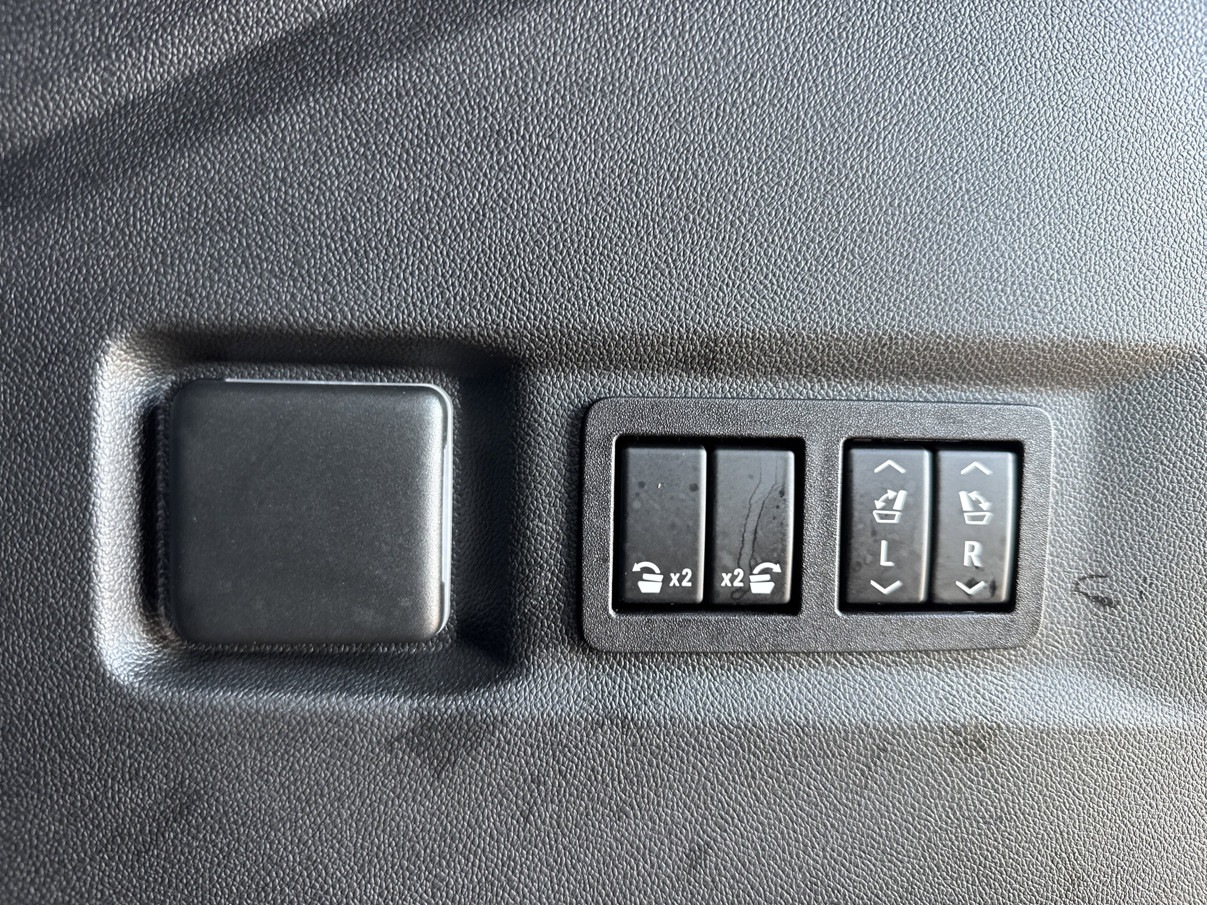 Used 2023 GMC Yukon AT4 w/ AT4 Premium Package image 38