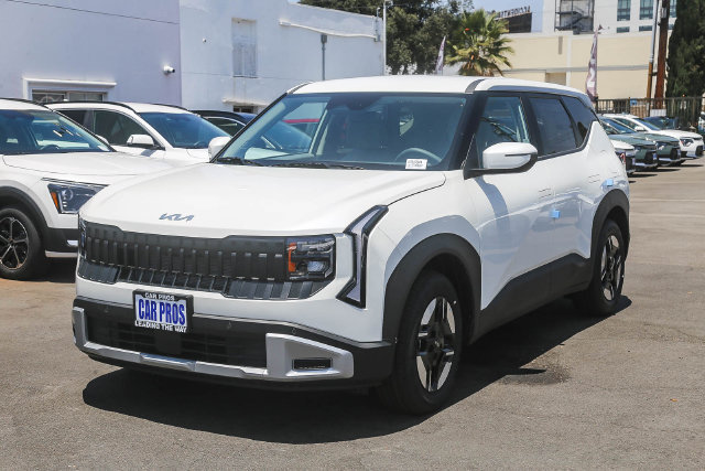 New 2027 Kia Seltos LX FWD image 4