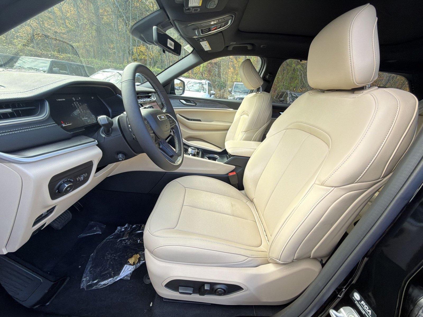 New 2025 Jeep Grand Cherokee Limited w/ Luxury Tech Group II AWD/4WD image 13