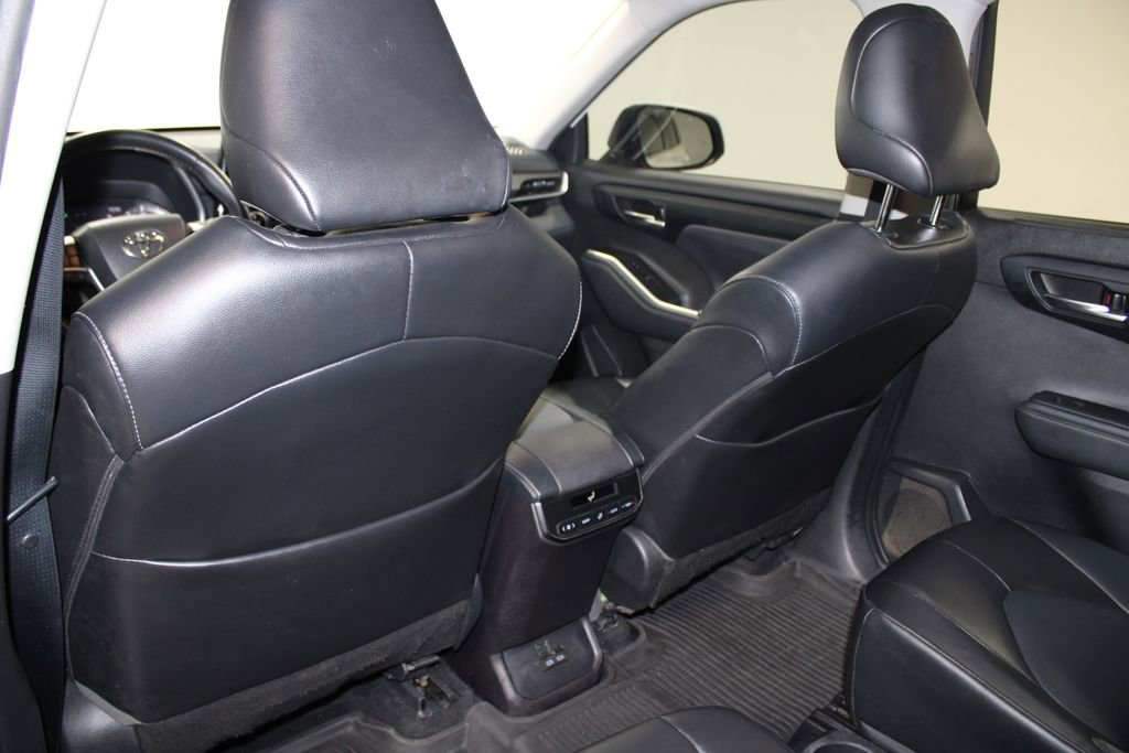 Used 2022 Toyota Highlander XLE image 26