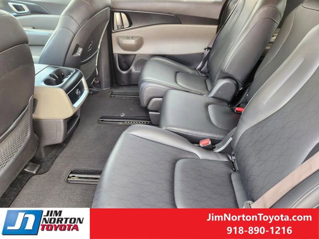 Used 2025 Kia Carnival image 29