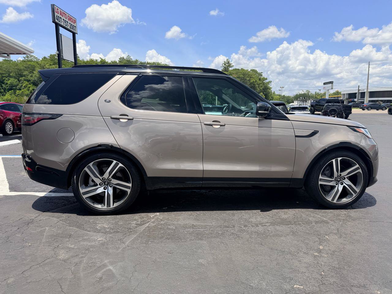 Used 2023 Land Rover Discovery HSE R-Dynamic AWD/4WD image 2
