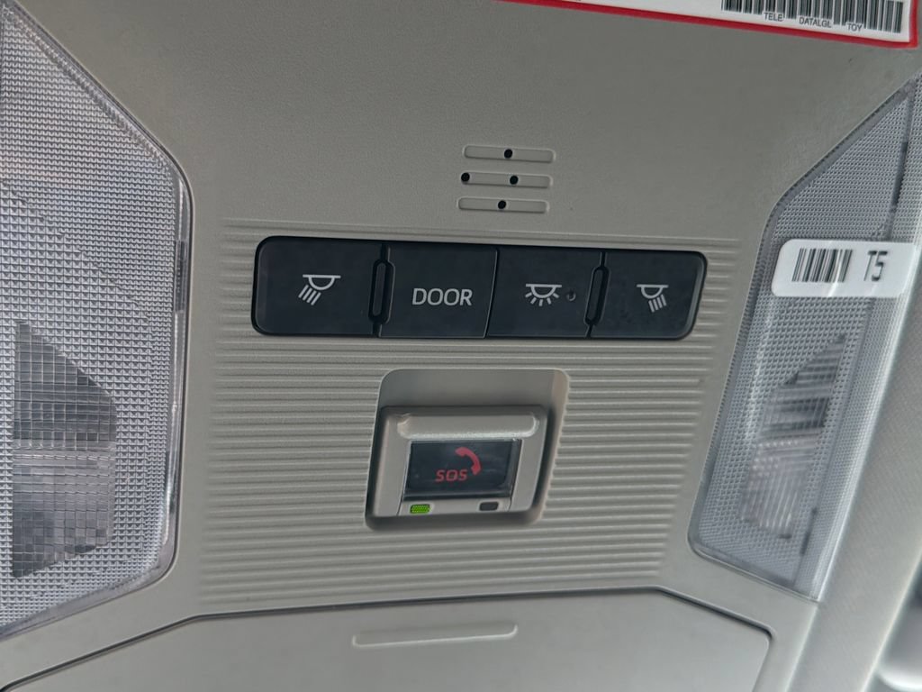 Used 2025 Toyota RAV4 XLE AWD/4WD image 29