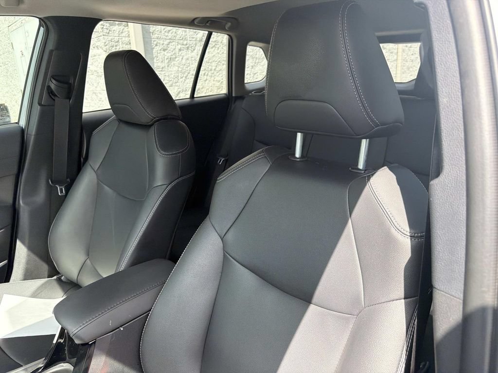 Used 2023 Toyota Corolla Cross XLE w/ Convenience Package FWD image 23