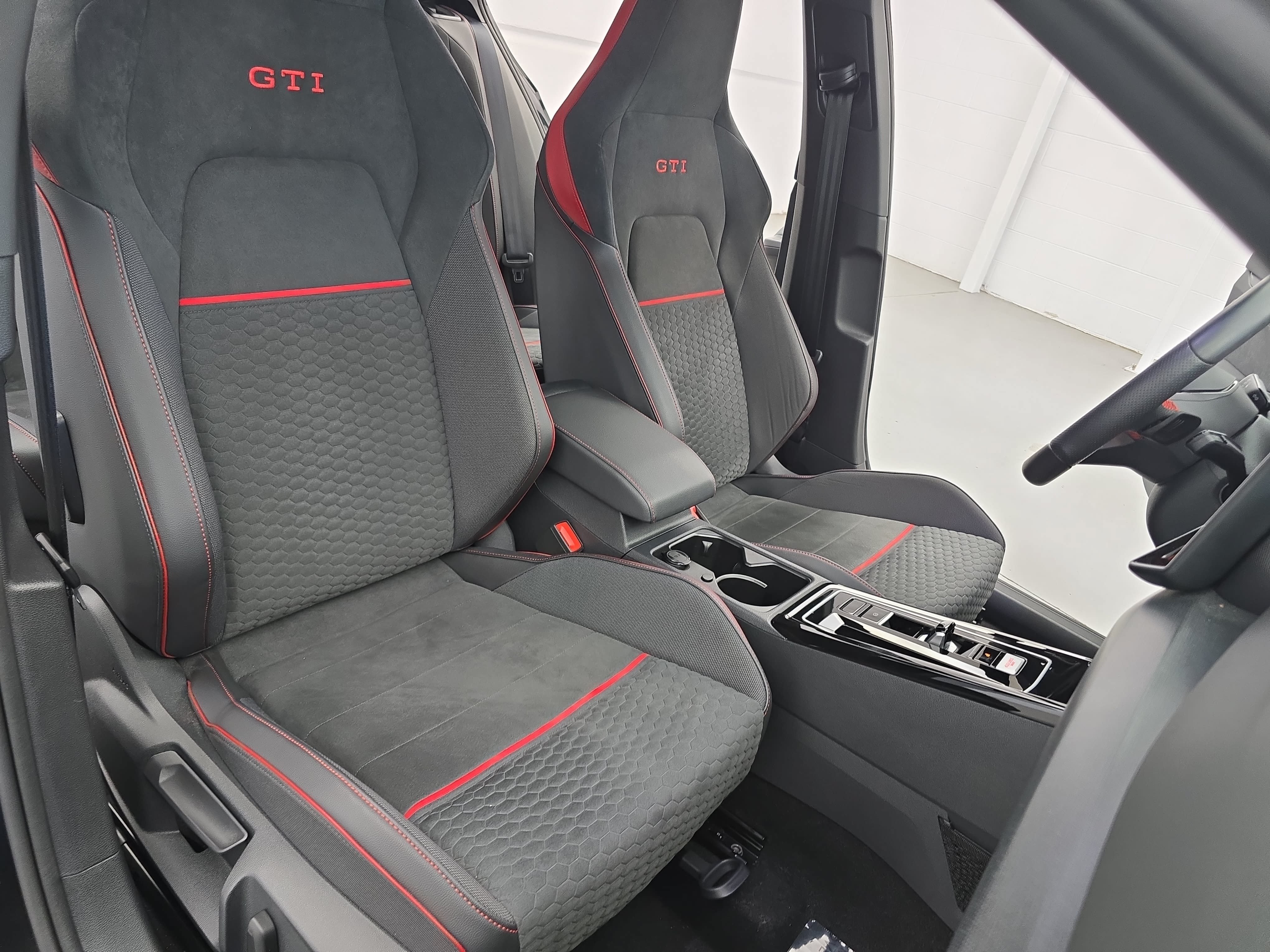 Used 2025 Volkswagen GTI SE FWD image 10