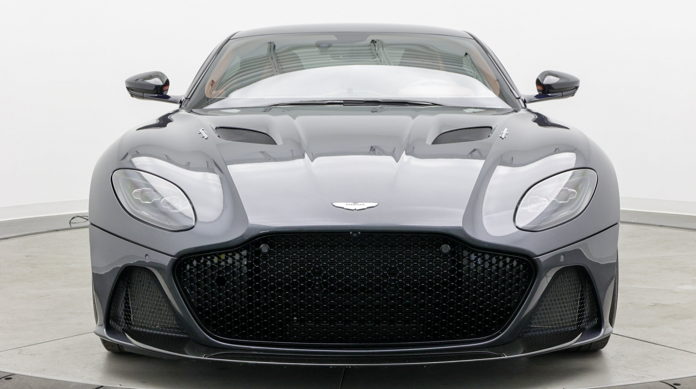 Used 2019 Aston Martin DBS Superleggera RWD image 2