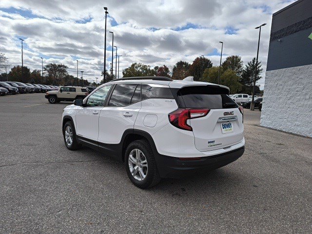 Used 2023 GMC Terrain SLE w/ Driver Convenience Package image 3