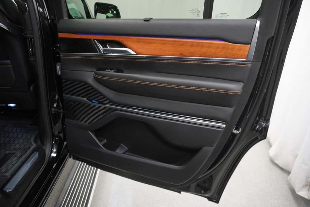 Used 2024 Jeep Grand Wagoneer Series III w/ Rear-Seat Entertainment Group AWD/4WD image 47