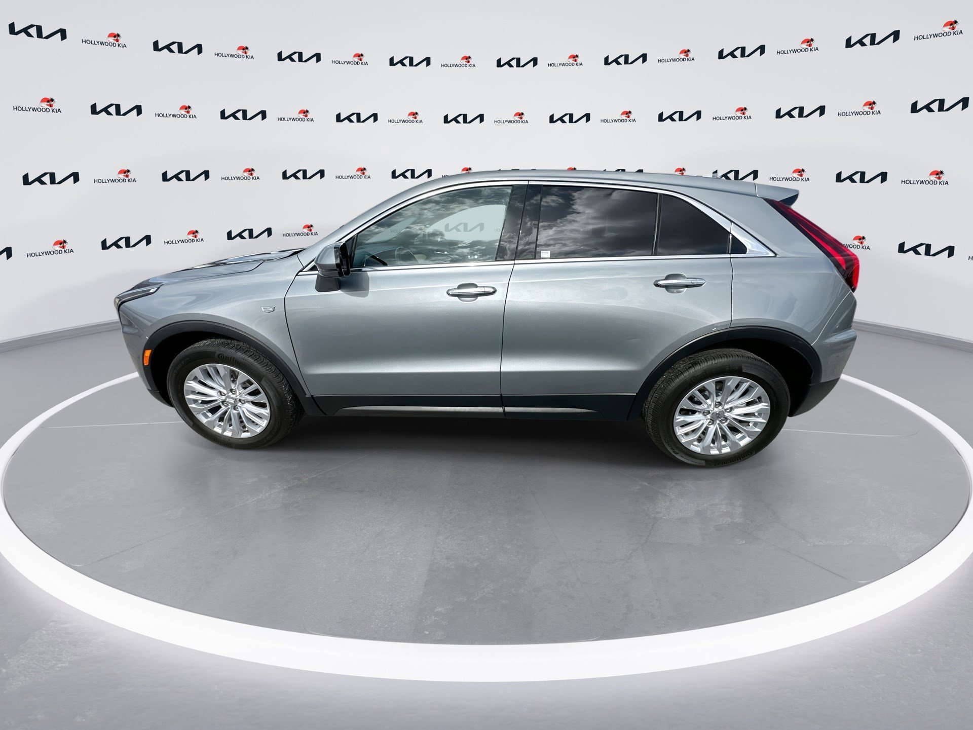 Used 2024 Cadillac XT4 Luxury w/ Cold Weather Package image 5