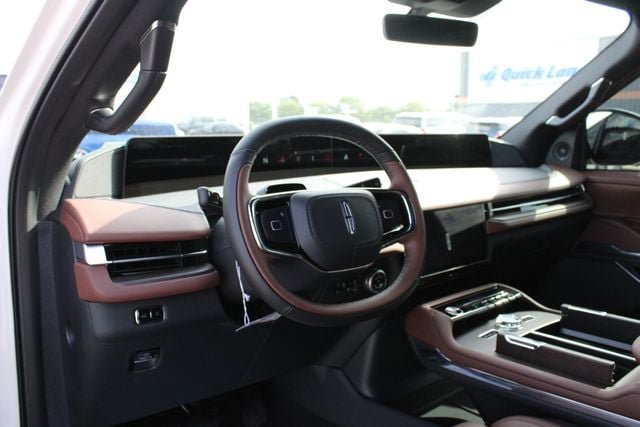 New 2027 Lincoln Navigator Reserve AWD/4WD image 2
