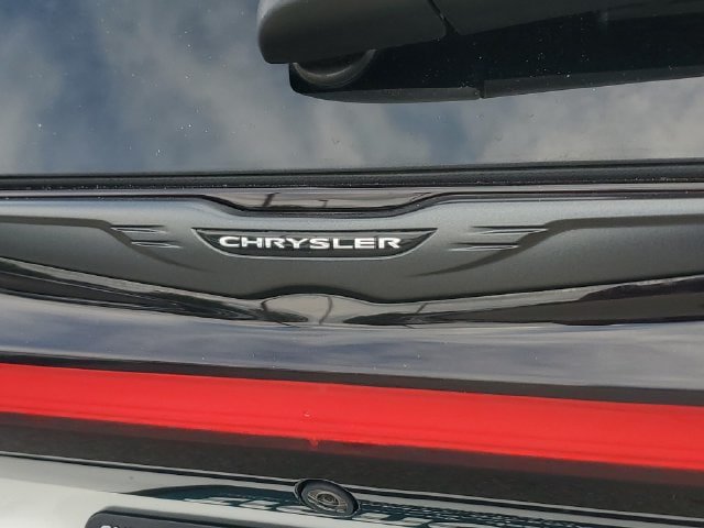 Certified 2025 Chrysler Pacifica Limited FWD image 10