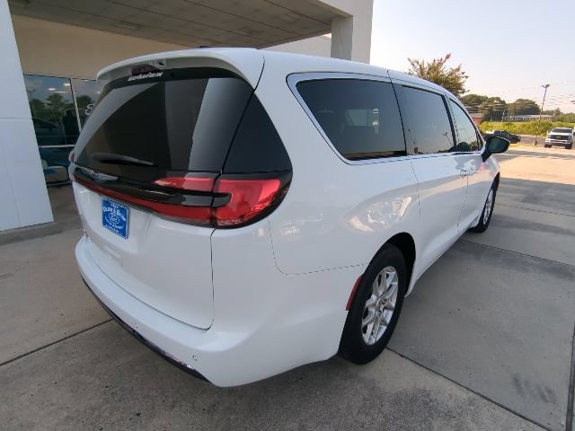 Used 2024 Chrysler Pacifica Touring-L FWD image 7