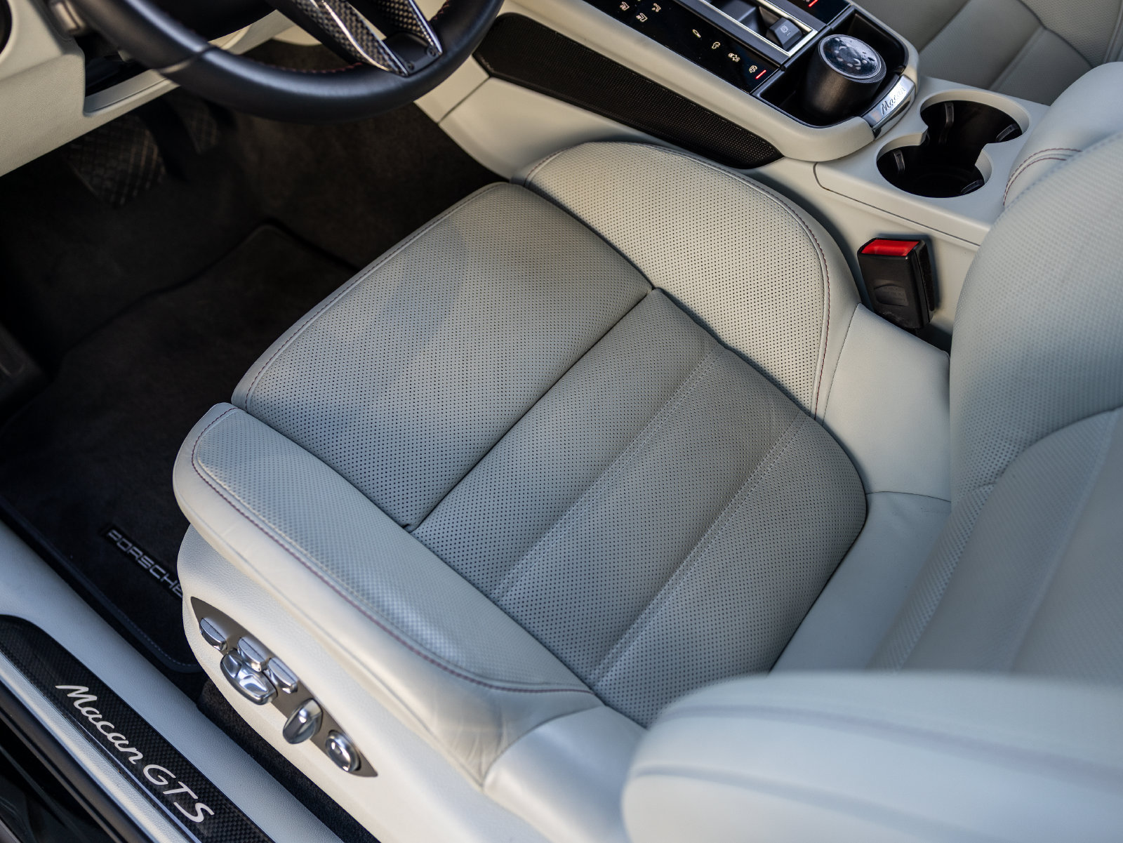 Certified 2024 Porsche Macan GTS AWD/4WD image 43