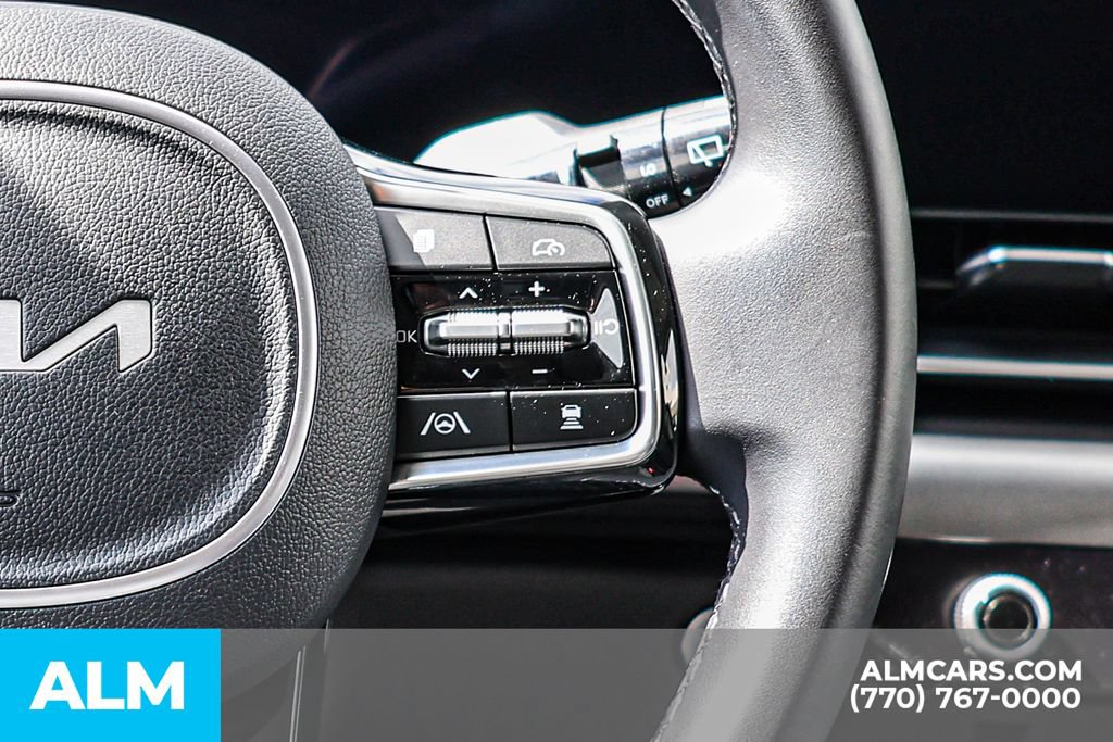 Used 2025 Kia Carnival SX w/ SX Dark Edition Package FWD image 37