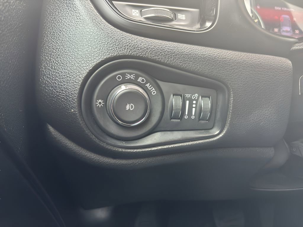 Used 2017 Jeep Renegade Altitude AWD/4WD image 15