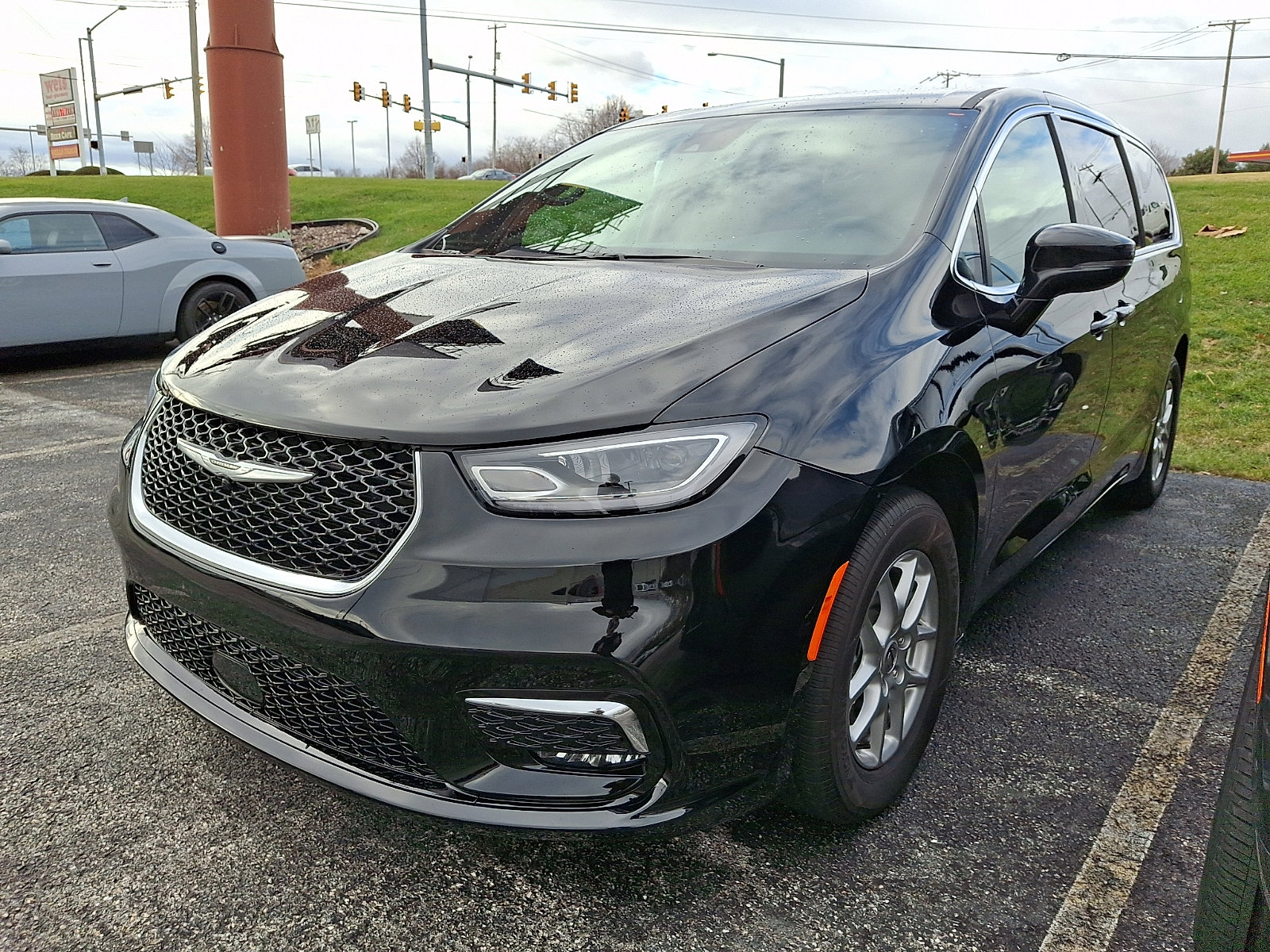 Used 2025 Chrysler Pacifica Select image 4