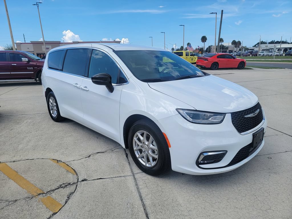 Used 2025 Chrysler Pacifica Select FWD image 7