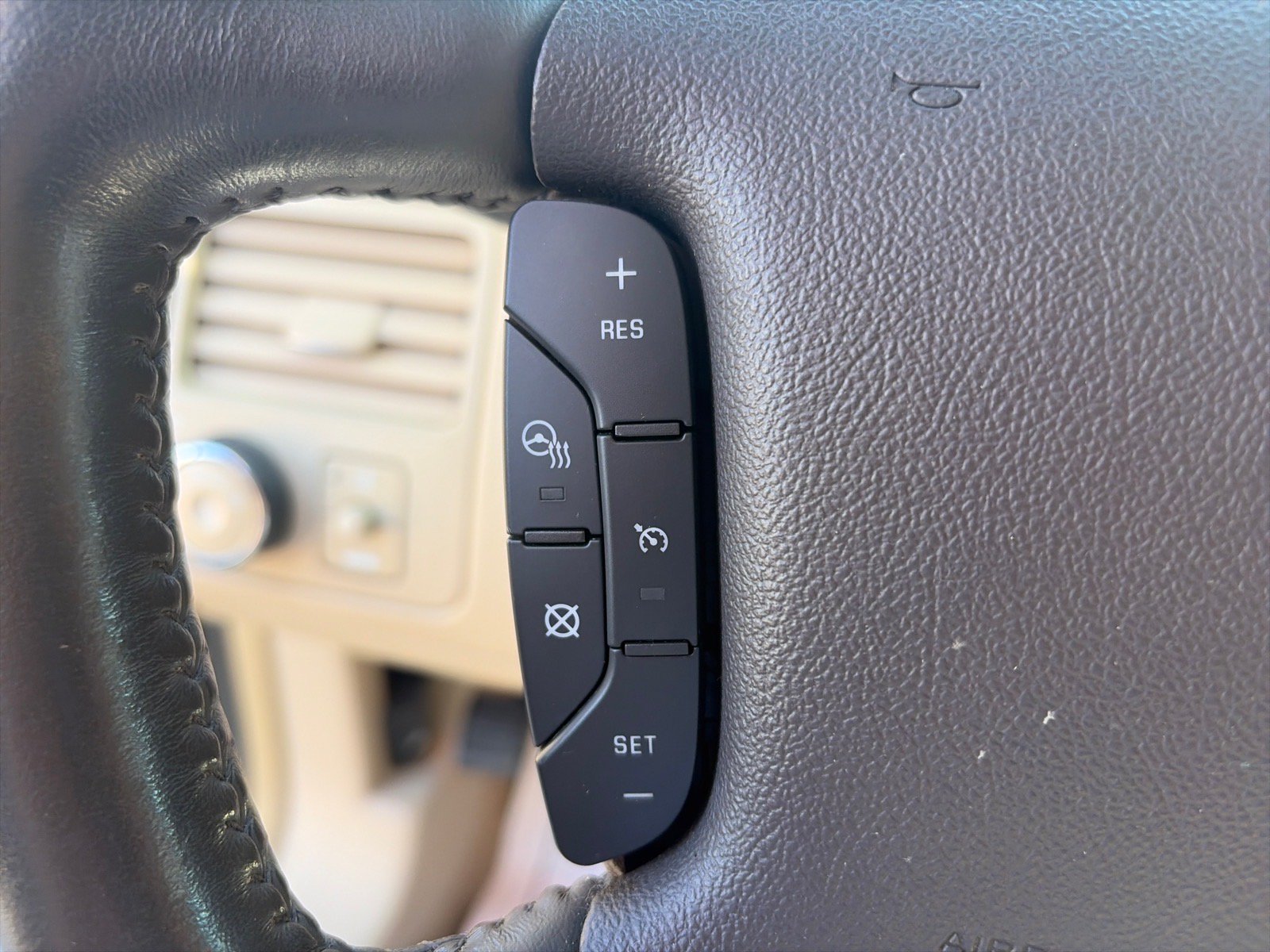 Used 2011 Buick Lucerne CXL FWD image 16