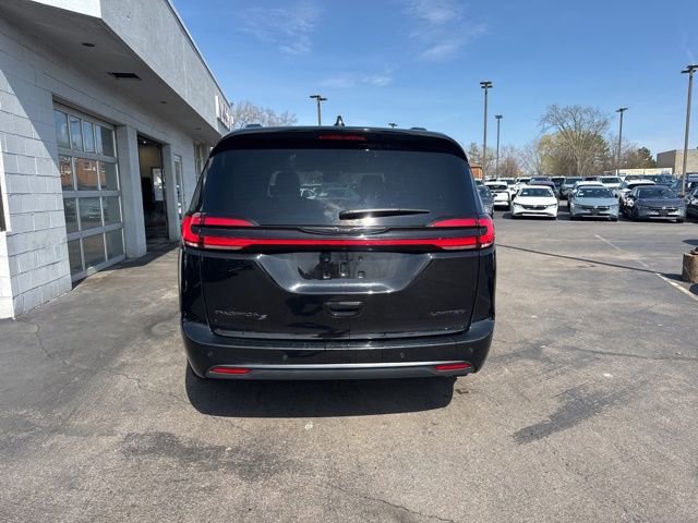 Used 2025 Chrysler Pacifica Limited FWD image 3