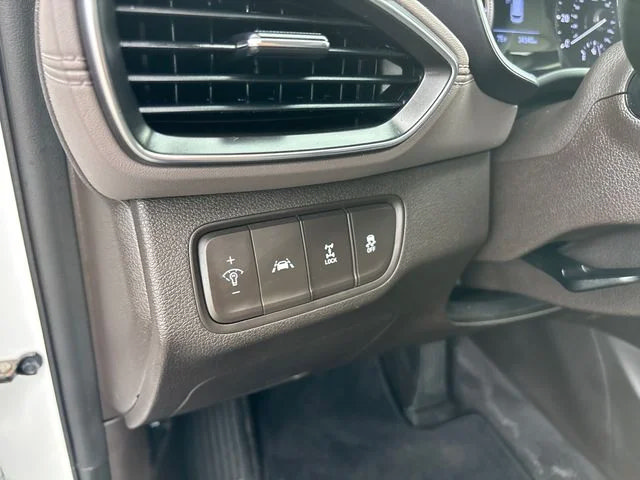 Used 2020 Hyundai Santa Fe SE AWD/4WD image 16