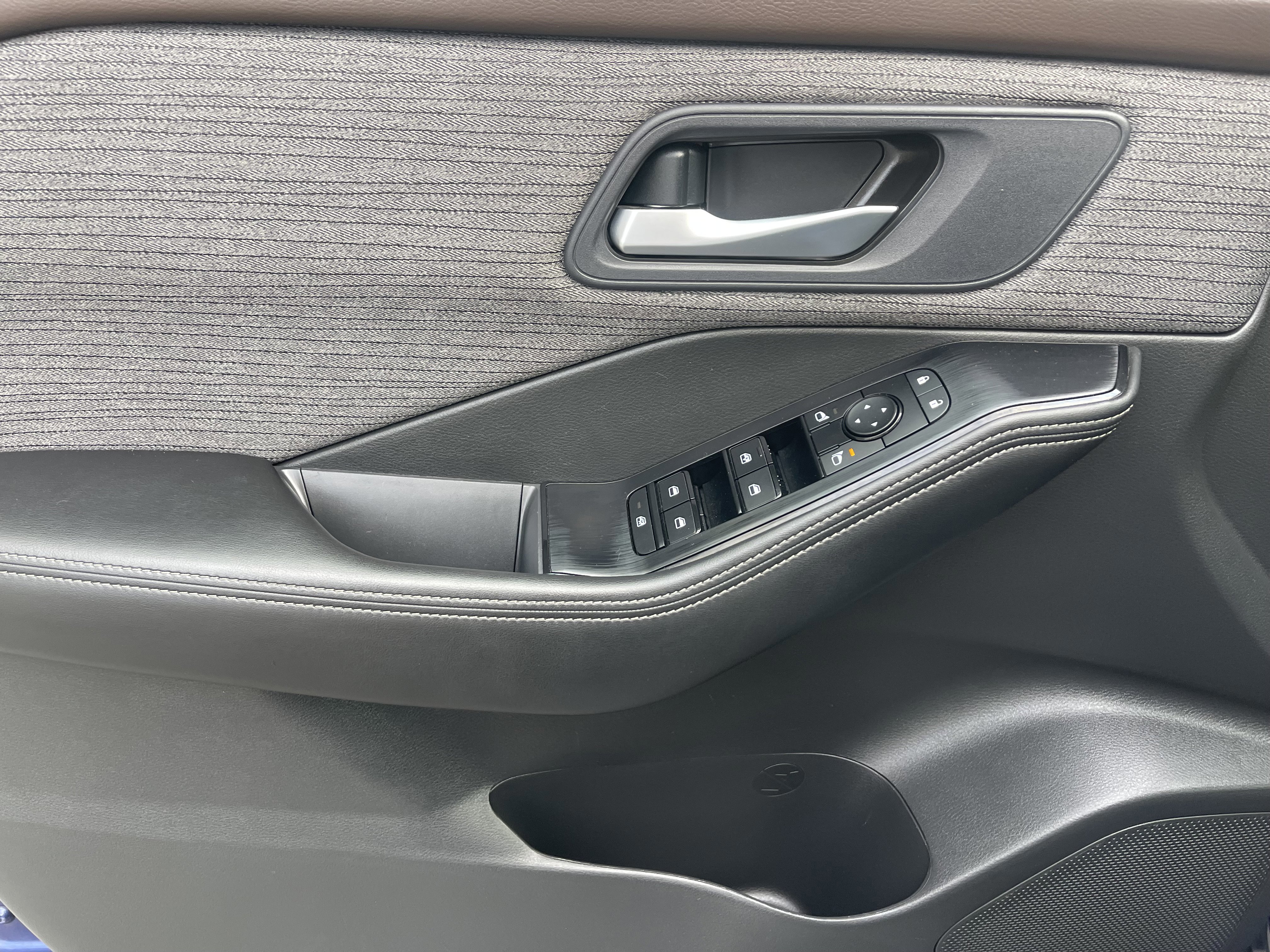 Used 2023 Nissan Rogue SV image 15