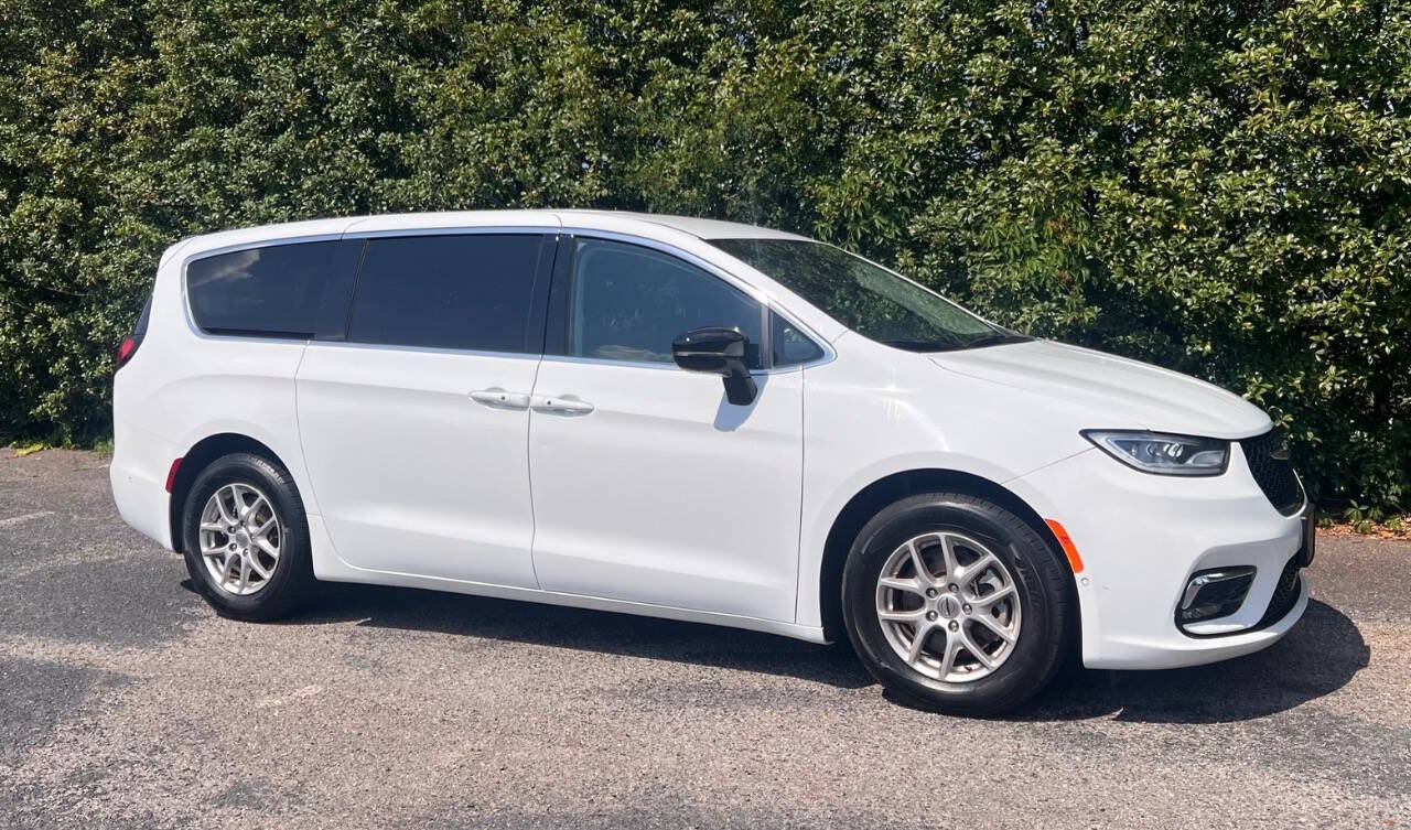 Used 2024 Chrysler Pacifica Touring-L FWD image 10