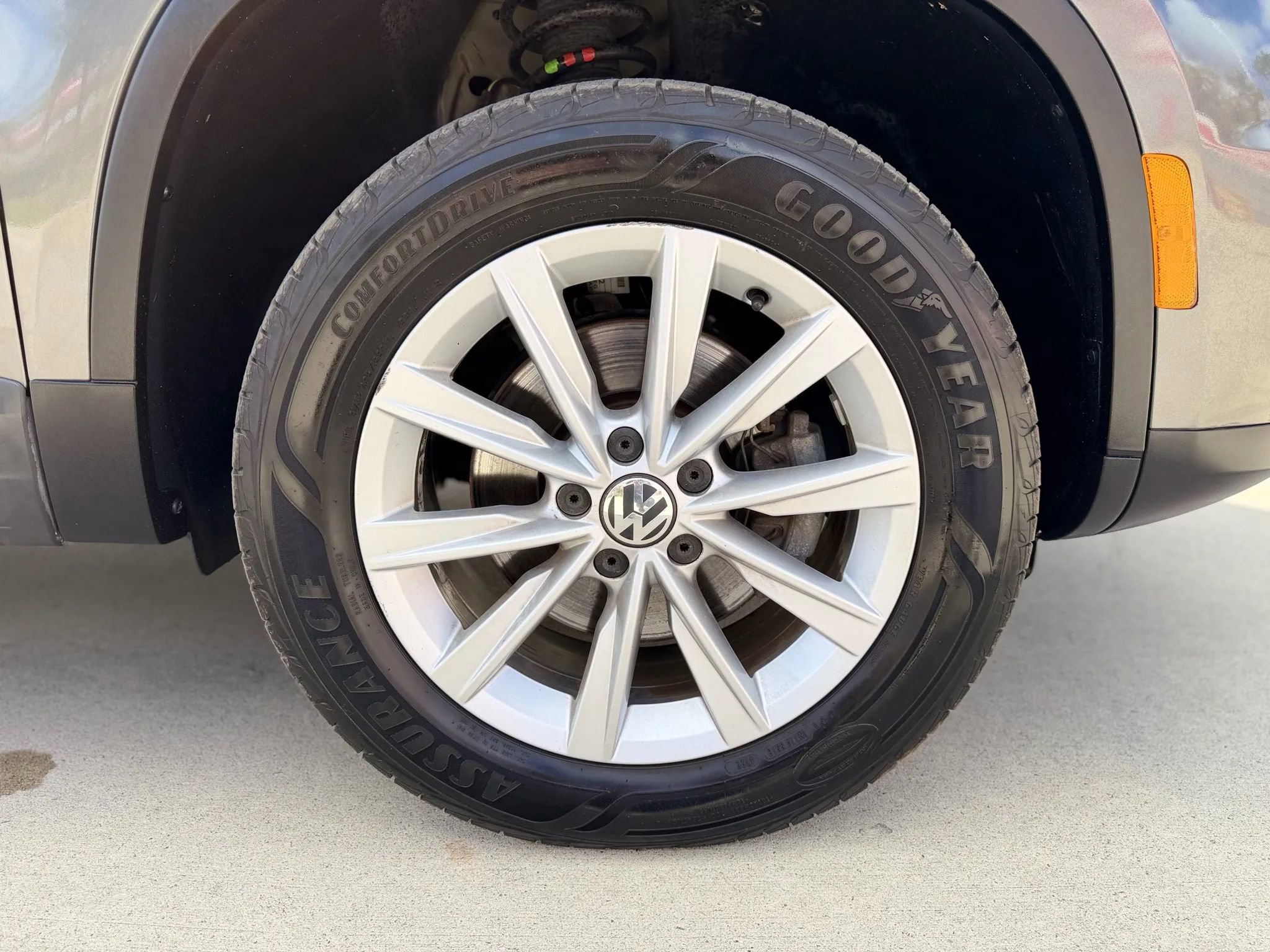 Used 2015 Volkswagen Tiguan SE image 34